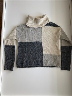 C&C California Colorblock Turtleneck Sweater in Cream and Gray